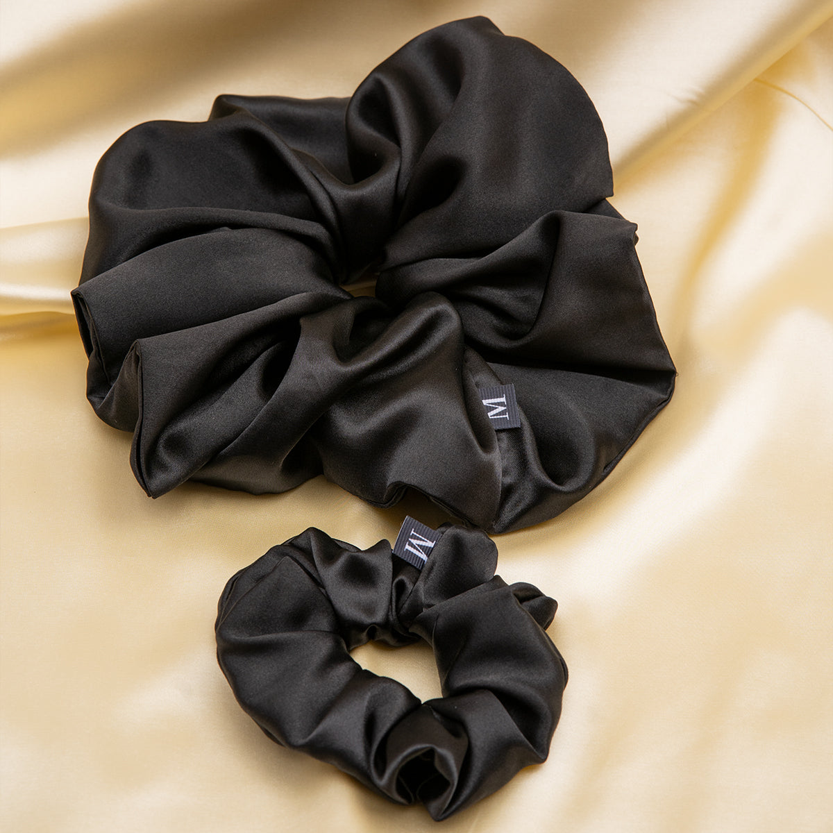 Oversized Scrunchie Negra en Satín / Bamba - Moña Jumbo | MITIGADORES